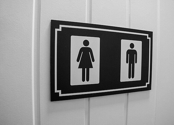 WC-Schild mit Mann- und Frau-Symbol