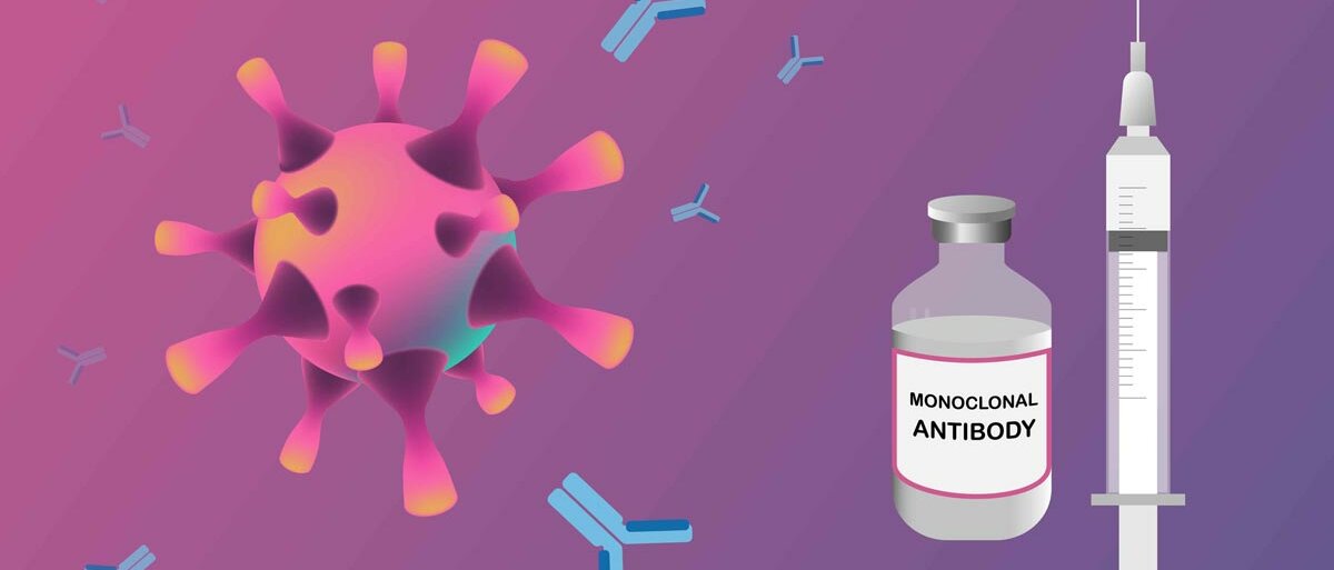 Vor violettem Hintergrund sind links ein Virus mit abstehenden Oberflächenproteinen und Y-förmige Antikörper abgebildet, rechts eine Spritze und ein Vial mit der Aufschrift "monoclonal antibody".