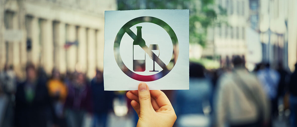 Kampf gegen Krebs Frau hält Alkoholverbotsschild hoch