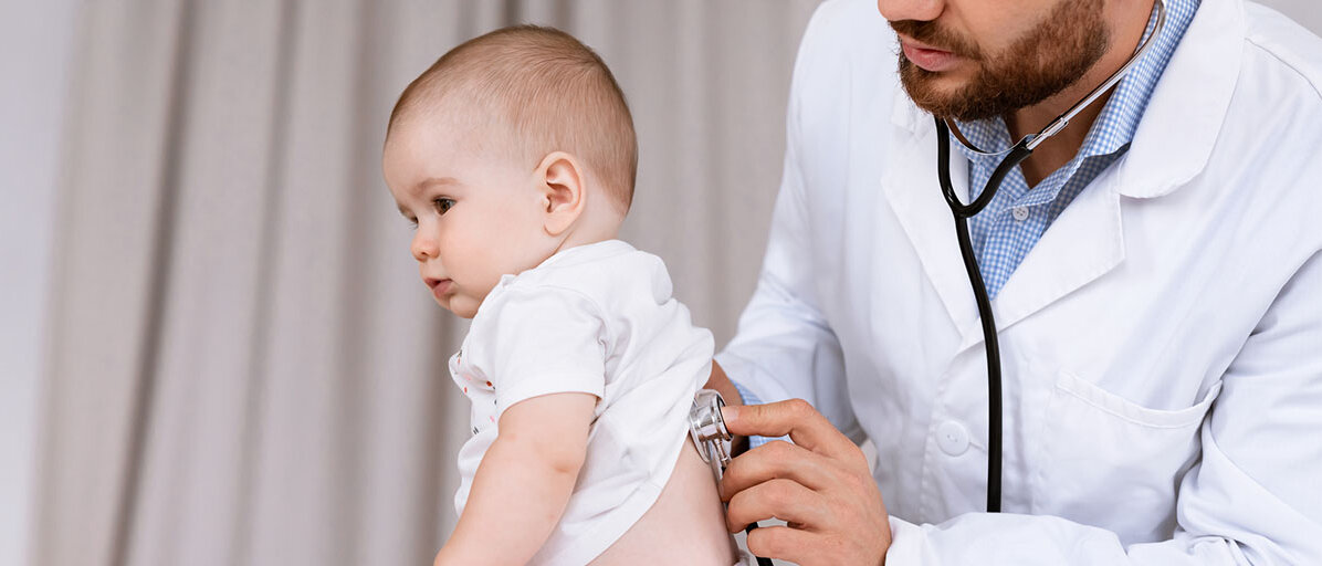 Ein Arzt untersucht die Lunge eines Babys mit einem Stethoskop.