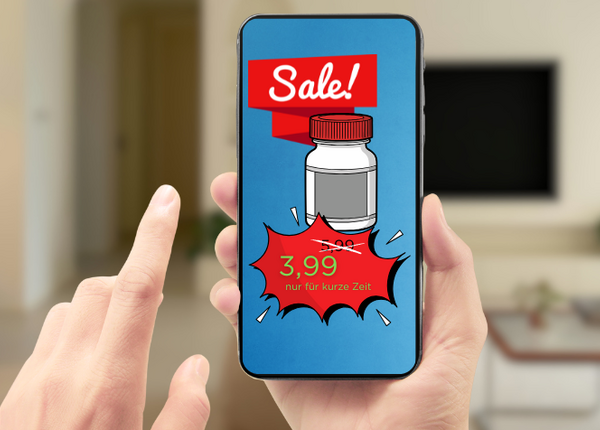 Streichpreise: Das hat es mit der Preisersparnis bei OTC-Preisen rechtlich auf sich Auf einem Smartphone-Bildschirm ist eine Tablettenpackung abgebildet, darüber ein Banner „Sale“, darunter ein Sonderangebotspreis: 5,99 sind durchgestrichen, 3,99 hervorgehoben mit dem Zusatz „nur für kurze Zeit“.