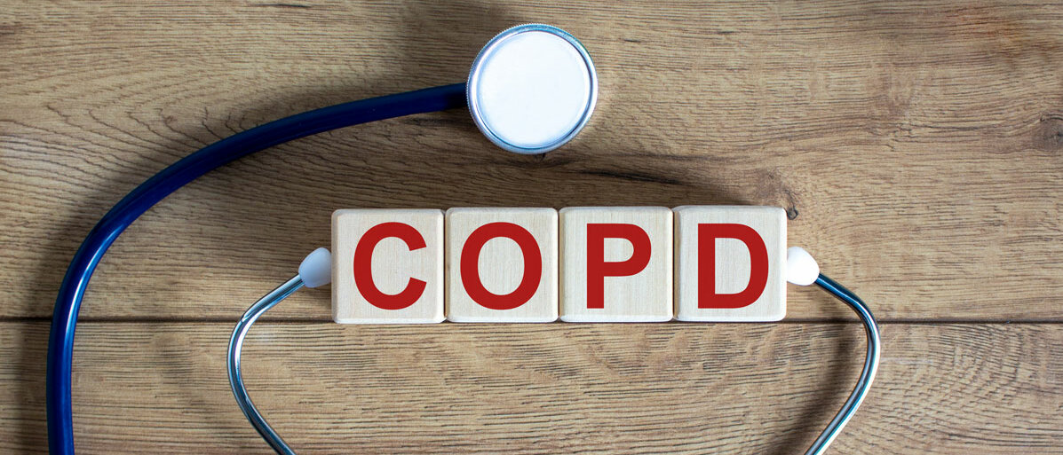 In Holzbuchstaben COPD mit einem Stethoskop