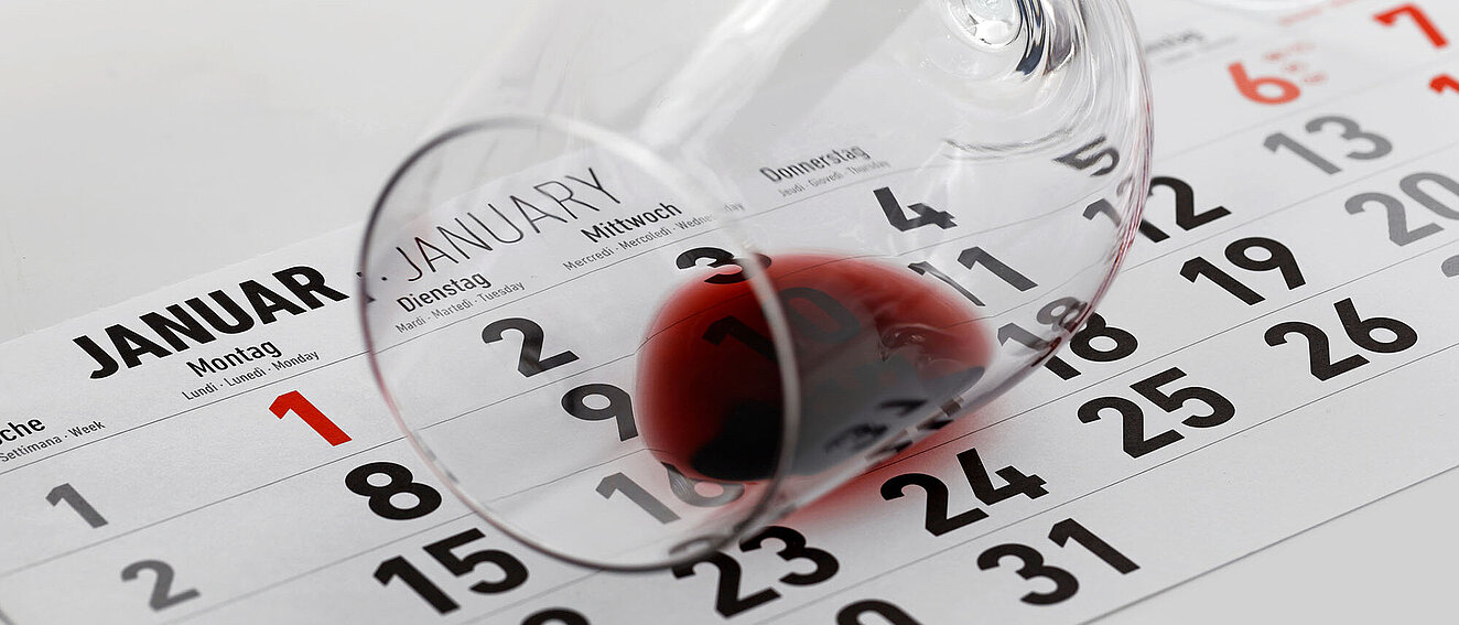 Dry January Januarseite im Kalender darĂĽber ein umgestoĂźenes Weinglas mit Rotwein-Rest