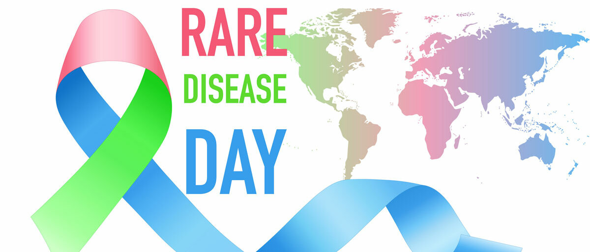Eine grün-rot-blaue Schleife, der Schriftzug "Rare Disease Day" und eine Weltkarte in den gleichen Farben wie die Schleife.