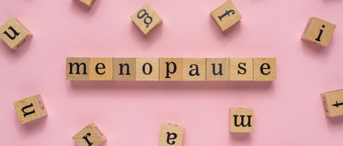 Buchstabenblöcke, die das Wort "Menopause" abbilden