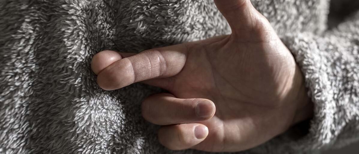Finger über Kreuz.