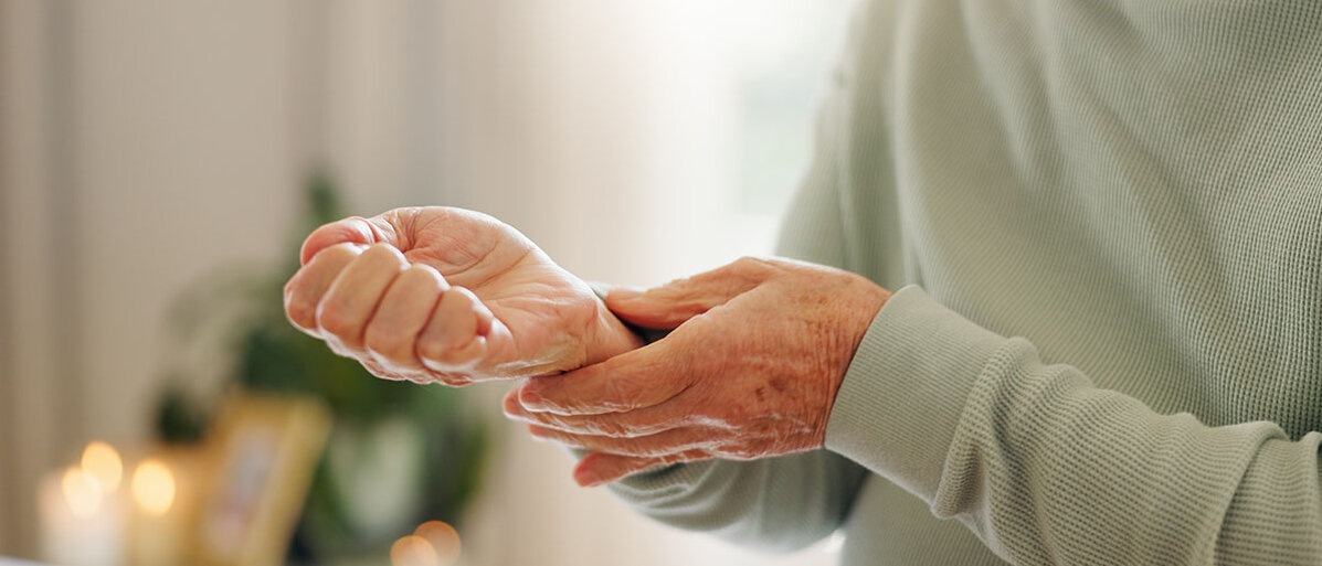 Seniorin überprüft selbst ihren Puls am Handgelenk