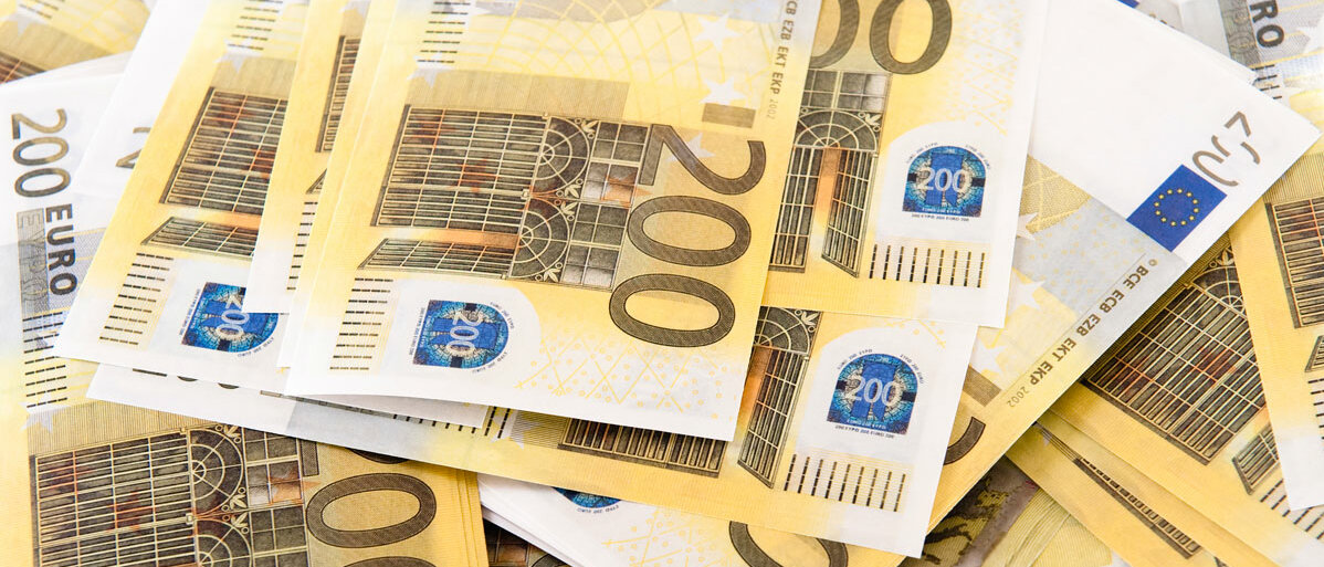 Mehrere 200-Euro-Scheine liegen quer übereinander ausgebreitet.