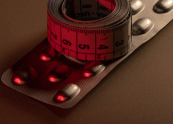 Abnehmtabletten mit Semaglutid Maßband und Blisterpackung mit Tabletten