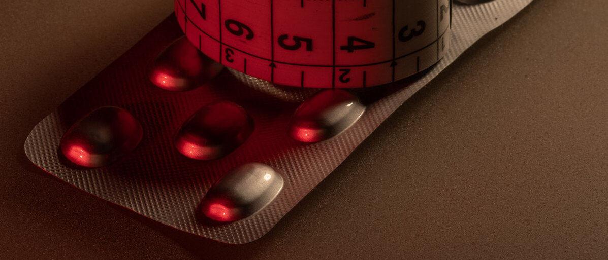 Abnehmtabletten mit Semaglutid MaĂband und Blisterpackung mit Tabletten