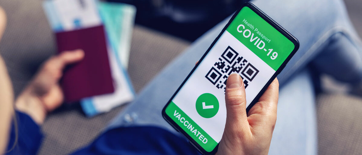 Frau hat Handy und Reisepass in der Hand