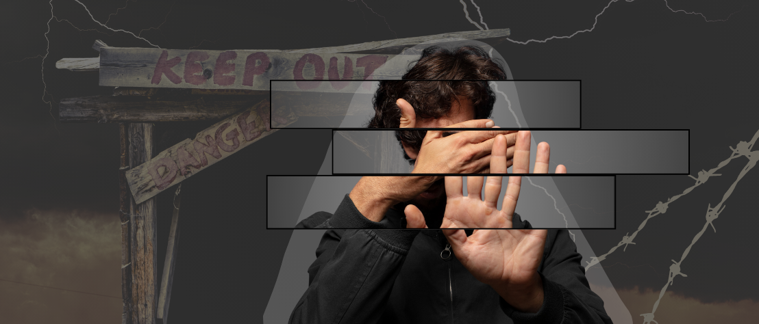 Ein Mann hält sich mit der einen Hand die Augen zu, die andere hält er abwehrend vor sich. Sein Bild ist in verschobene Abschnitte zerlegt. Im Hintergrund ist ein dunkler Eingang, über dem „Keep out“ steht, sowie ein Gewitter und Stacheldraht.