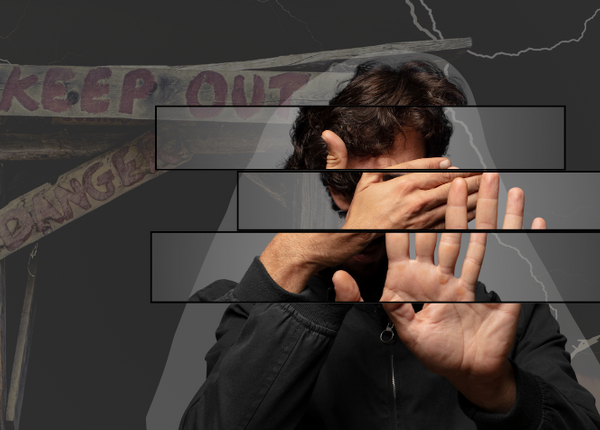 PTBS: Typisches Verhalten, Hintergründe und Therapie Ein Mann hält sich mit der einen Hand die Augen zu, die andere hält er abwehrend vor sich. Sein Bild ist in verschobene Abschnitte zerlegt. Im Hintergrund ist ein dunkler Eingang, über dem „Keep out“ steht, sowie ein Gewitter und Stacheldraht.