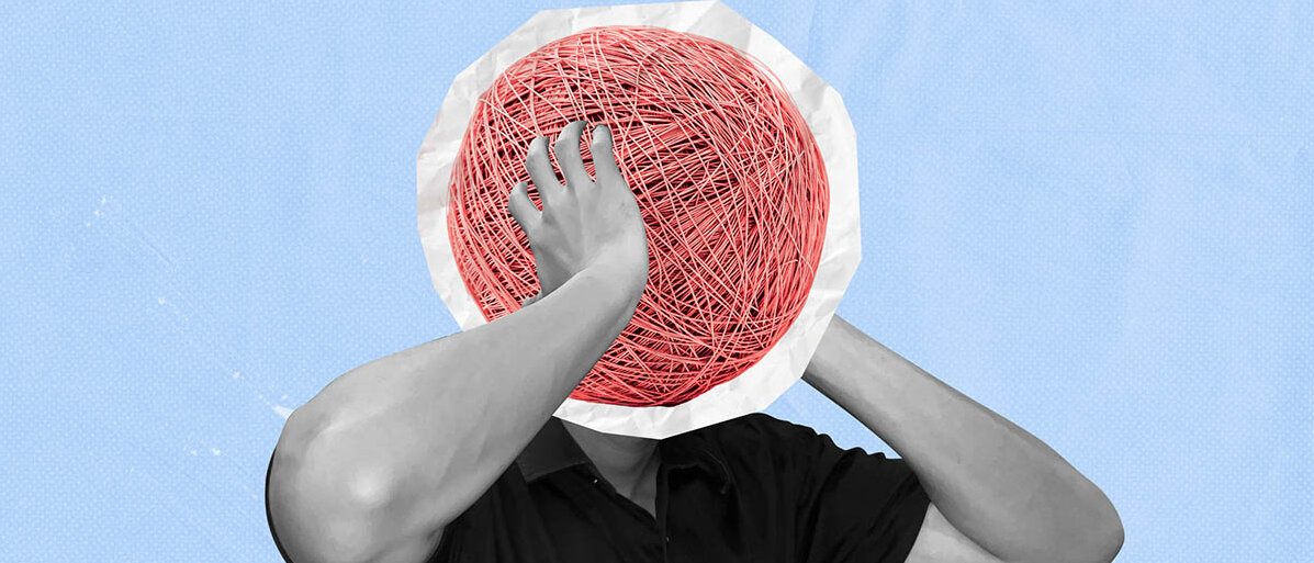 Bei Stress bekommt das Gehirn Erinnerungsprobleme. Ein Mann greift sich an den Kopf – dort sitzt stattdessen ein riesiges rotes Wollknäuel.