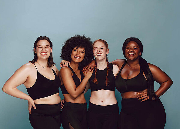 Übergewicht und seine Risikofaktoren: Der OBSCORE als Alternative bildet es besser ab als der BMI. Vier Frauen gleicher Körpergröße und unterschiedlicher Statur