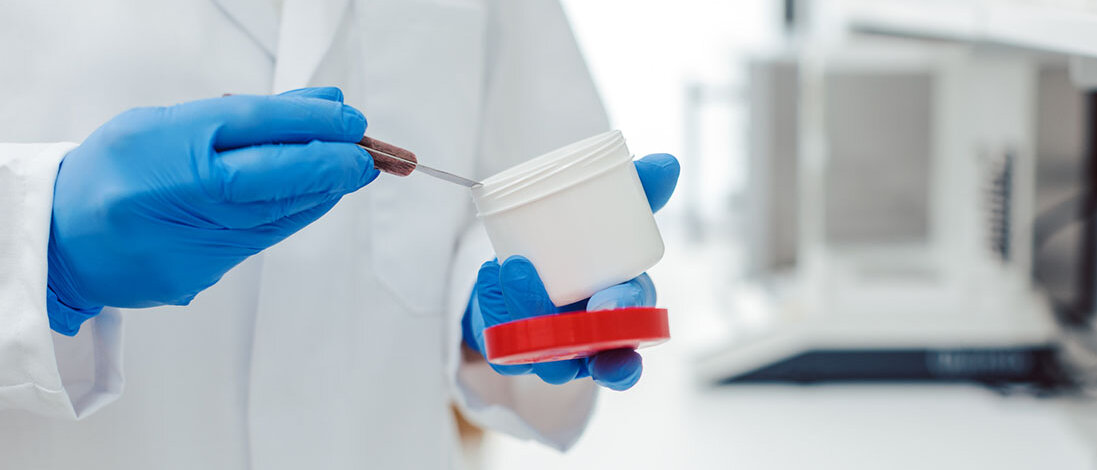 Änderung der ApBetrO Nahaufnahme: Apothekenmitarbeiterin, die in Fantaschale etwas angemischt hat und nun in Dose füllt