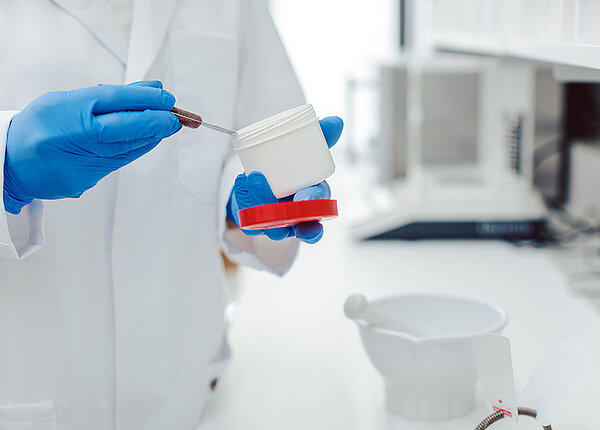 Änderung der ApBetrO Nahaufnahme: Apothekenmitarbeiterin, die in Fantaschale etwas angemischt hat und nun in Dose füllt