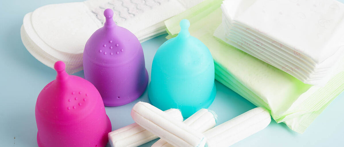 3 Menstruationstassen, Slipeinlagen und Tampons