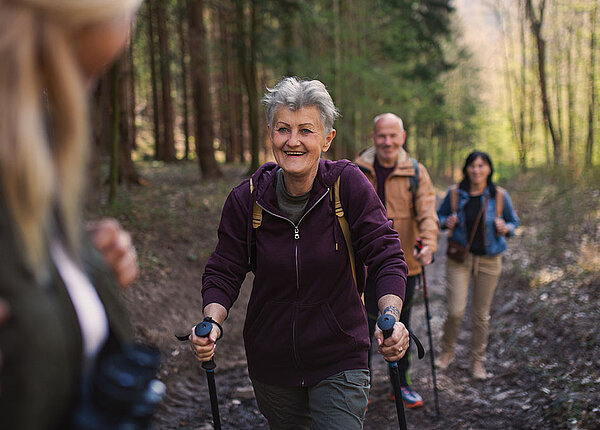 Gruppe von Senior*innen beim Wandern im Wald