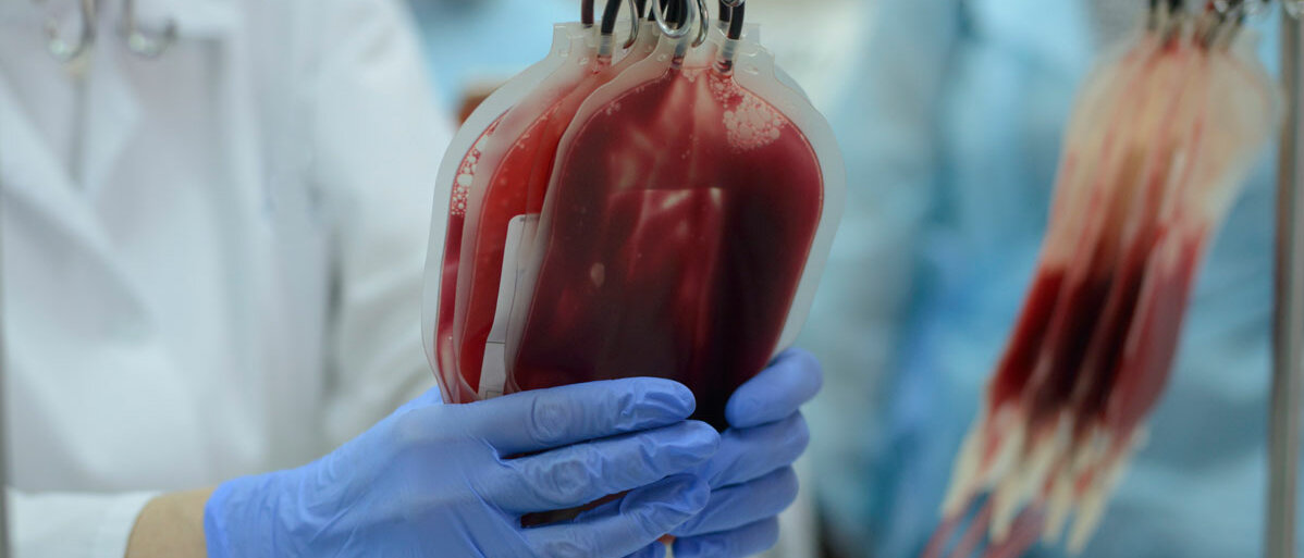 Ärztin hält Blutkonserven in der Hand