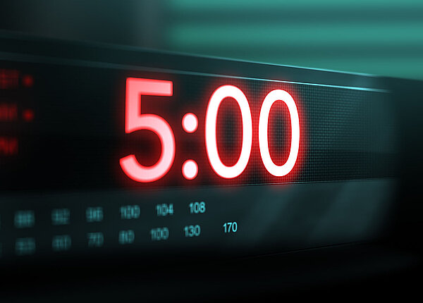 Digitaler Wecker wo in rot fünf Uhr angezeigt wird