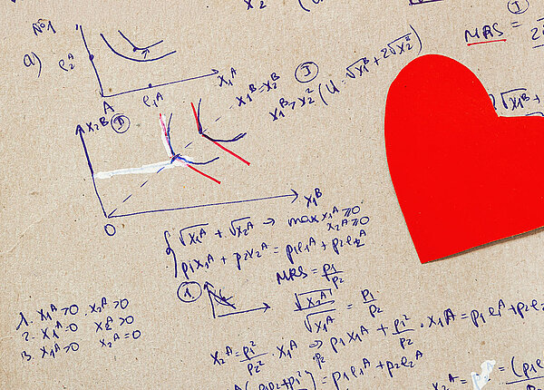 Ein roter Herzausschnitt auf Mathematikformeln