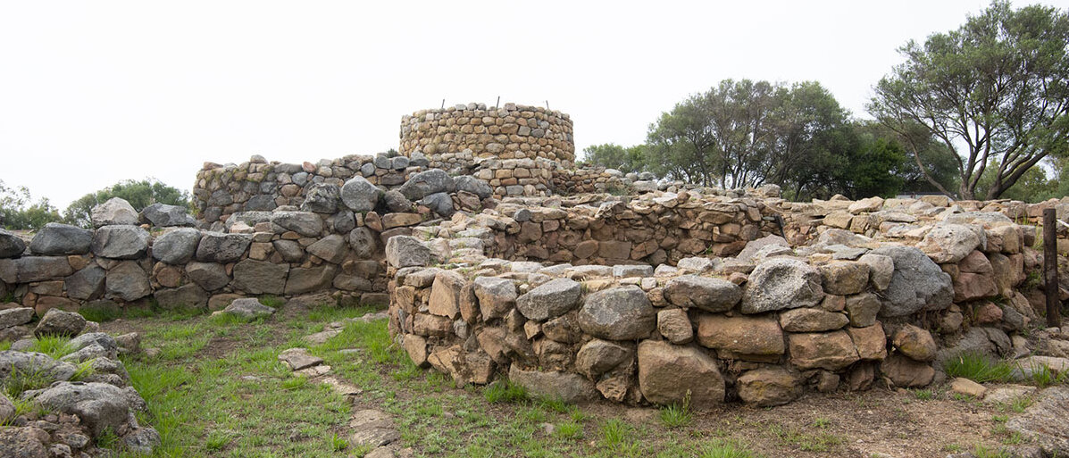Mauerreste der bronzezeitlichen Bastion Nuraghe La Prisgiona