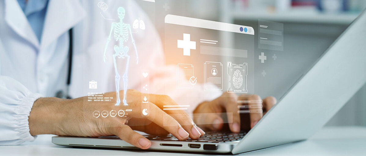 Arzt mit Laptop, daüber eine digitale Maske