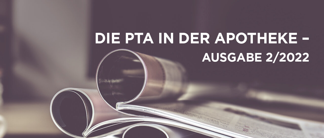 Aufgeschlagene Zeitschriften und der Schriftzug "DIE PTA IN DER APOTHEKE - Ausgabe 2/2022"