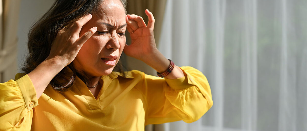 Ältere Frau mit schweren Kopfschmerzen. 