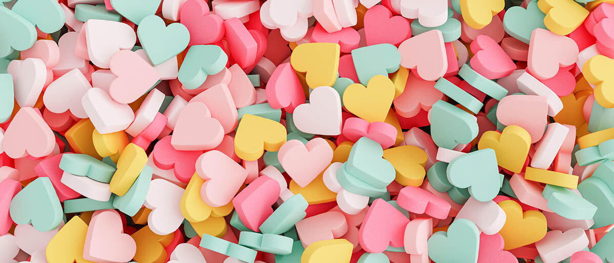 Zuckerfreie Ernährung von Kleinkindern für die Herzgesundheit Viele bunte Zuckerherzen