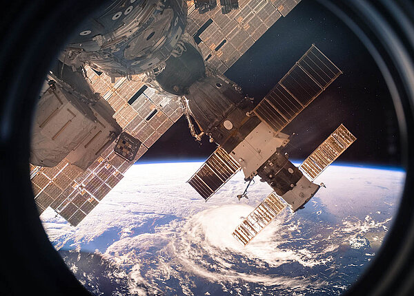 Astronauten im Weltraum: So funktioniert die Flugmedizin, das ist in der Hausapotheke Blick aus dem Fenster der ISS auf die Erde