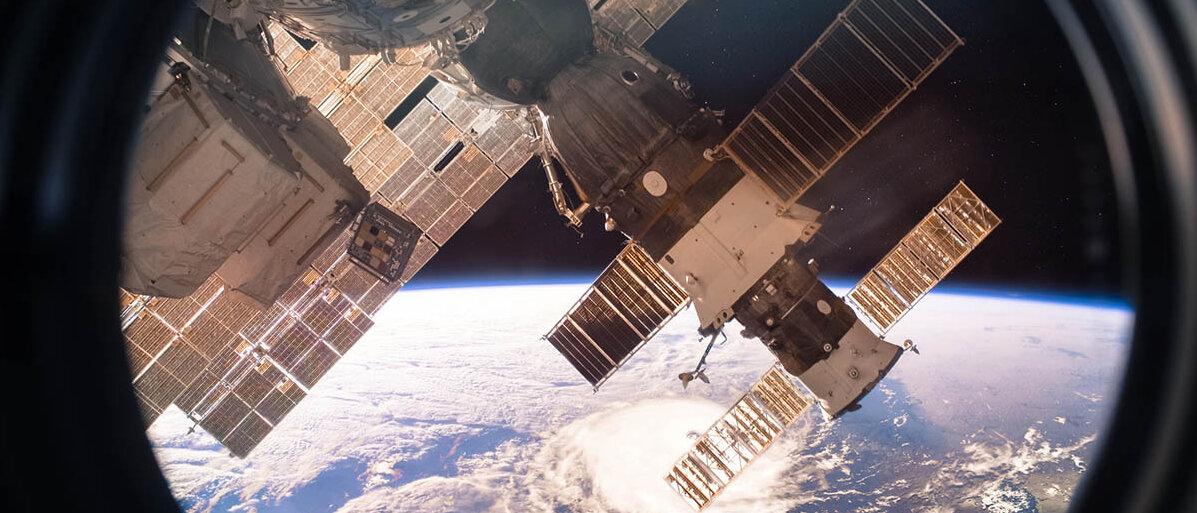 Blick aus dem Fenster der ISS auf die Erde