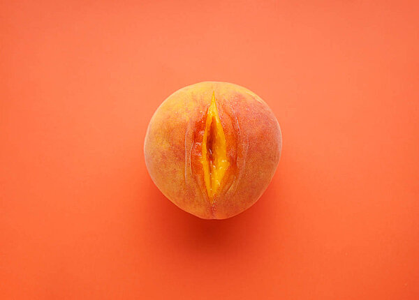 Ein aufgeplatzter Pfirsich sieht aus wie eine Vulva.