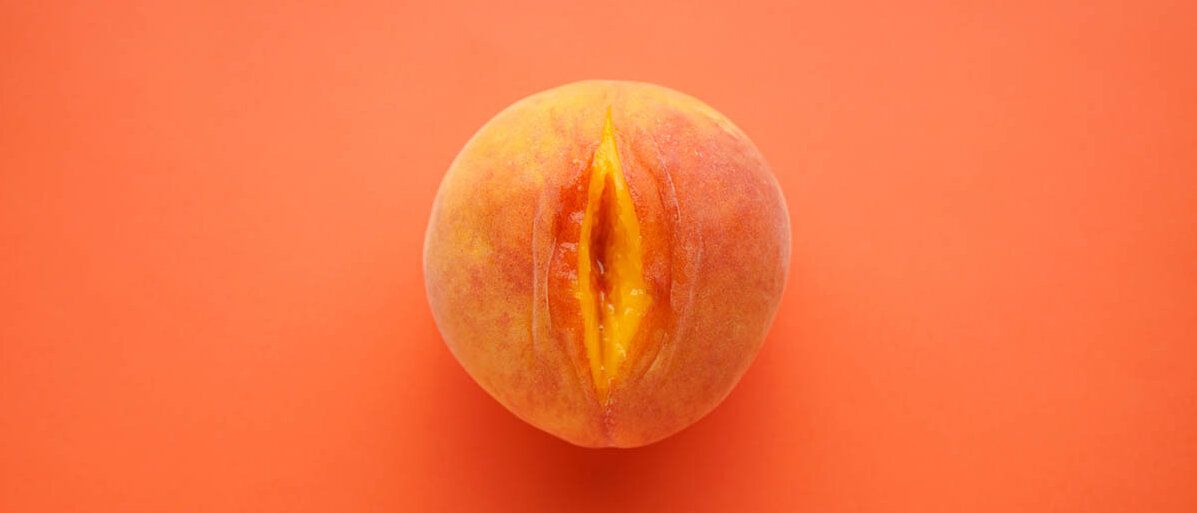 Frauenkrankheiten wie Infektionen der Scheide, Scheidenpilz oder Geschlechtskrankheiten Ein aufgeplatzter Pfirsich sieht aus wie eine Vulva.