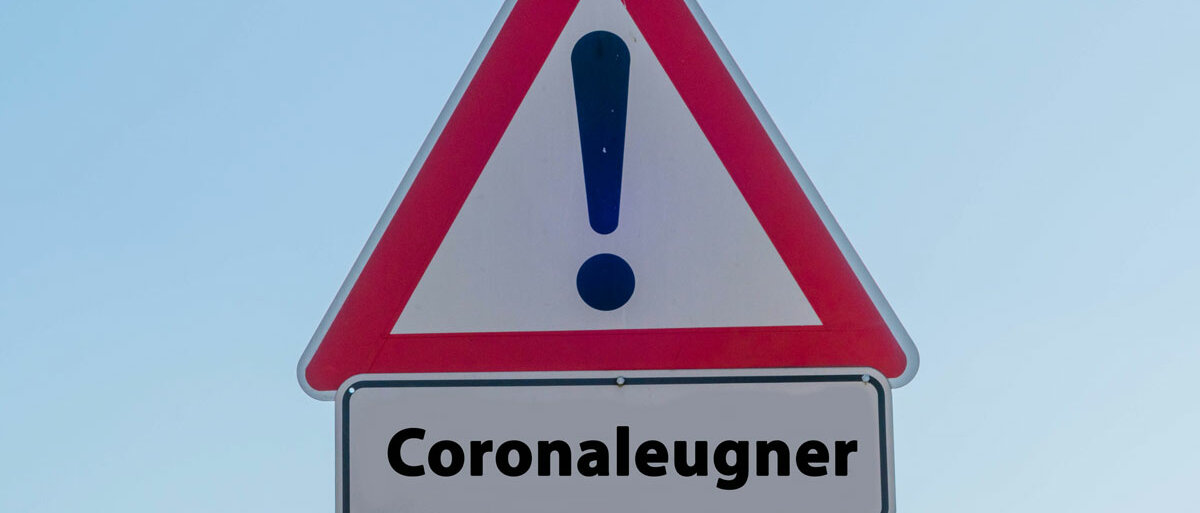 Ein Schild warnt vor Coronaleugnern.