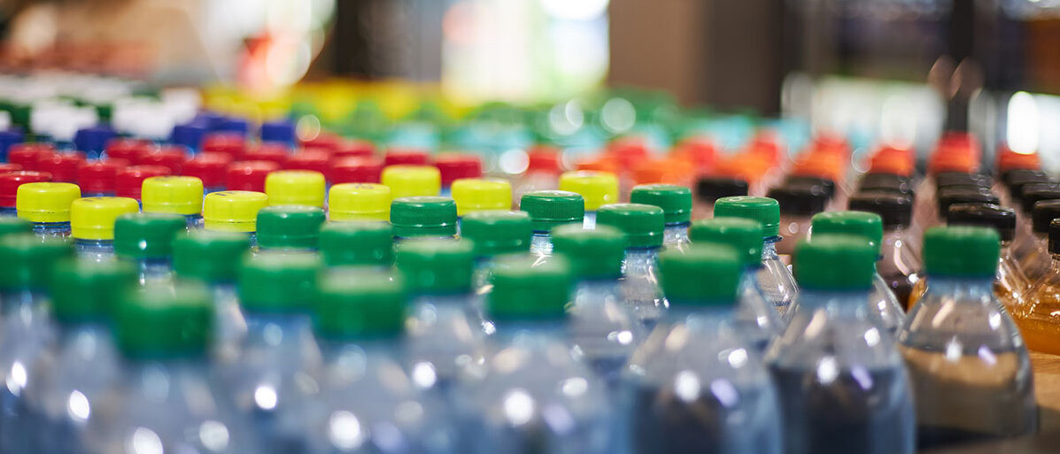 Vitaminwasser Auswahl Vitaminwasser-Flaschen mit leuchtend bunten VerschlĂĽssen im Supermarkt