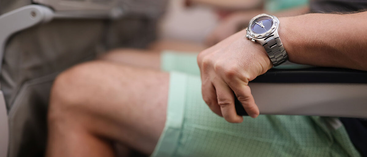 Mann in Flugzeug krallt sich in Armlehne