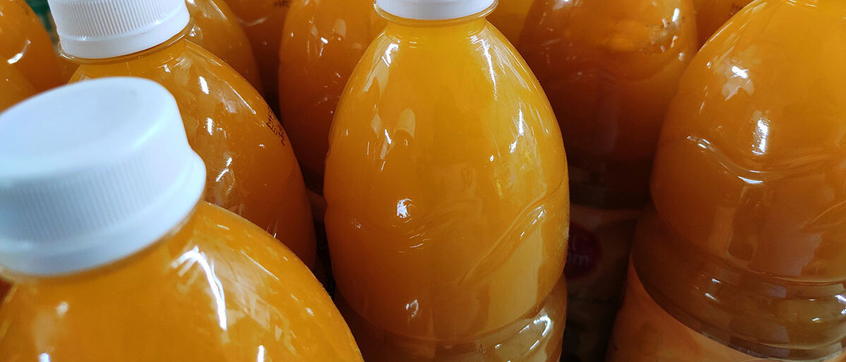 Nahaufnahme Multivitaminsaftflaschen im Supermarkt 