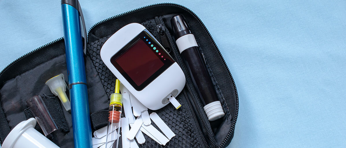Diabetes Notfallset auf blauem Hintergrund