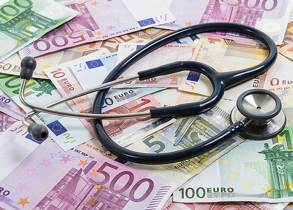 Stethoskop auf verschiedenen Euro-Banknoten