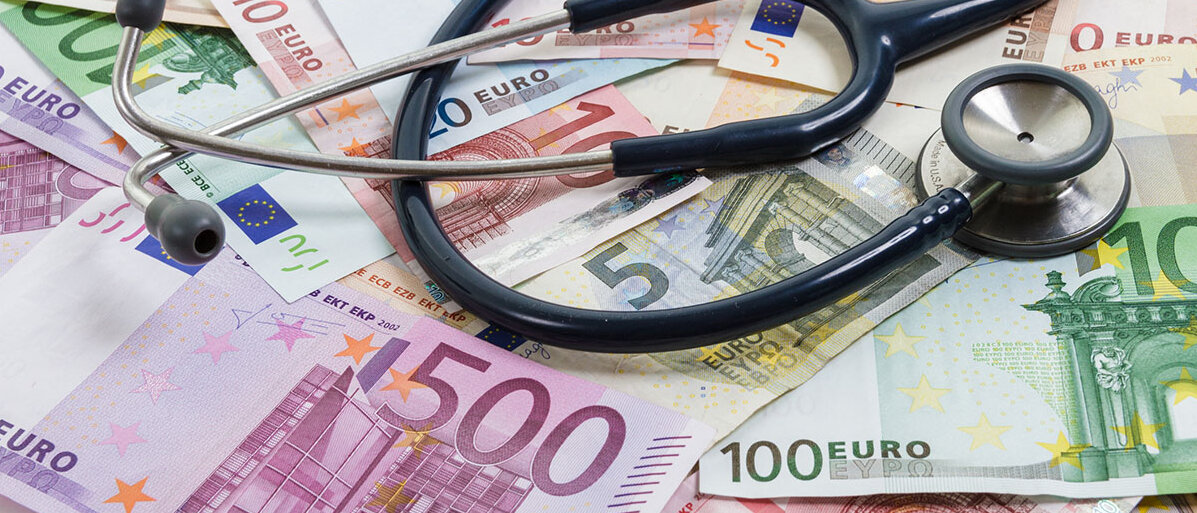 Stethoskop auf verschiedenen Euro-Banknoten