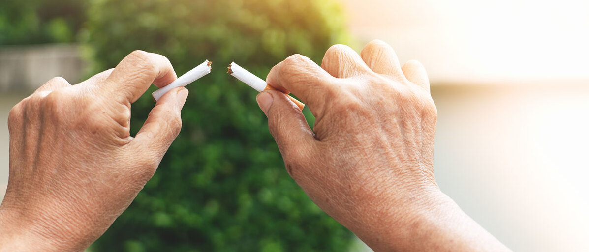 Eine Zigarette wird in zwei Teile zerbrochen.