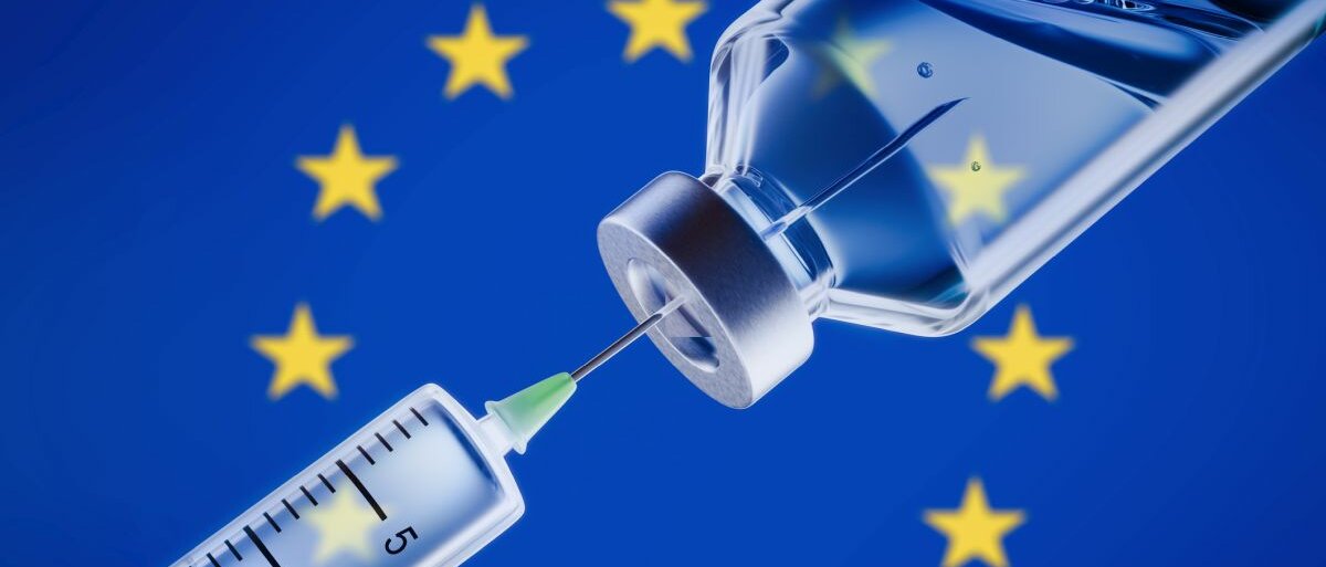 Impfstoff vor EU-Flagge