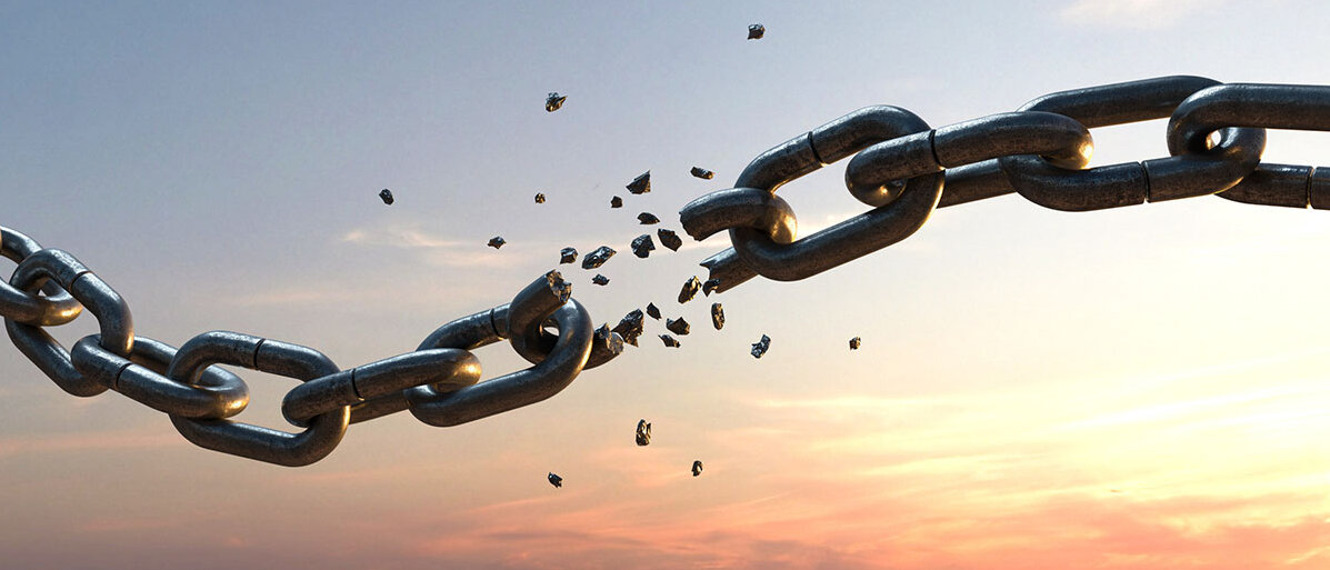 3D-Illustration: gerissene Kette vor Sonnenuntergang 