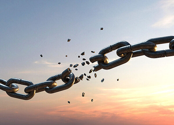 Misstrauen im Team 3D-Illustration: gerissene Kette vor Sonnenuntergang