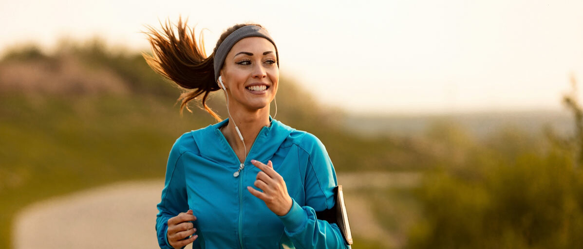 Frau joggt am Morgen