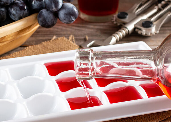 Rotwein mit Eiswürfeln kühlen Rotwein in Eiswürfelform