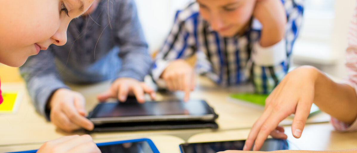 Kinder haben Tablet in der Hand