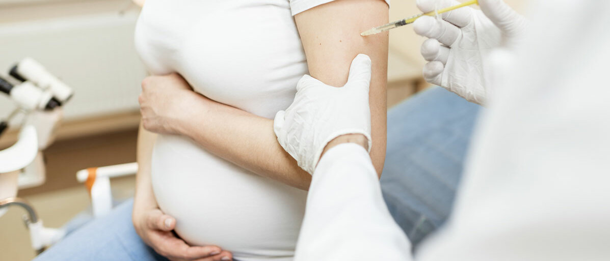 Schwangere bekommt Impfung